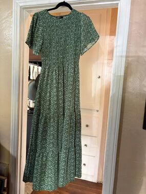 Fashion Green Floral Maxi Dress – Size Medium – Cottagecore Boho Prairie 🌿